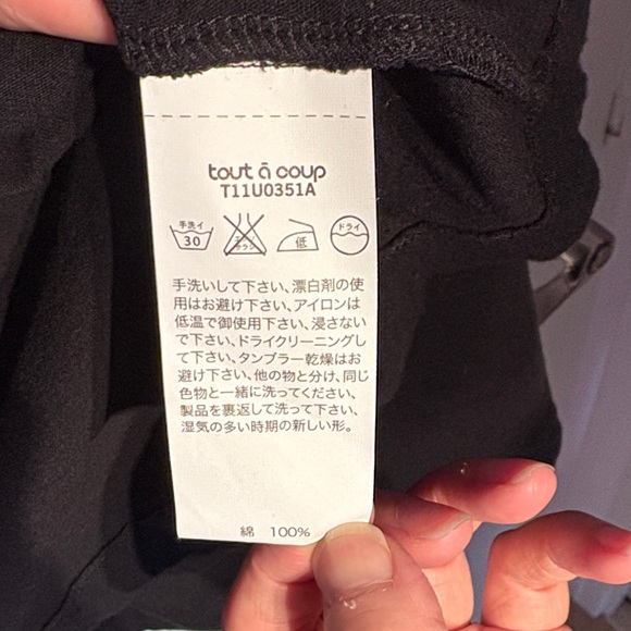 Black Sleeveless Drape Vest - Picture 4 of 8